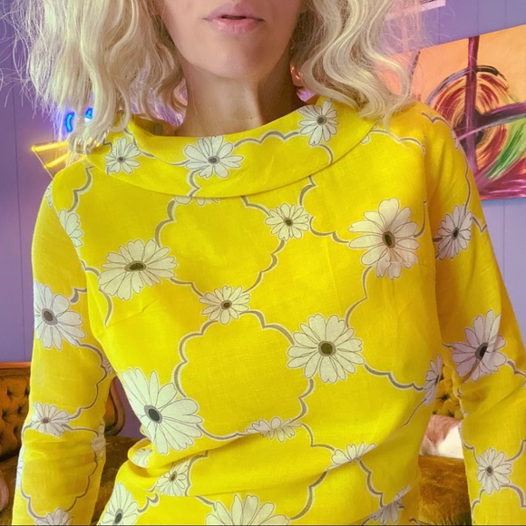 ❌SOLD🏷Vintage 1960s Flower Power mini dress - Picture 4 of 11